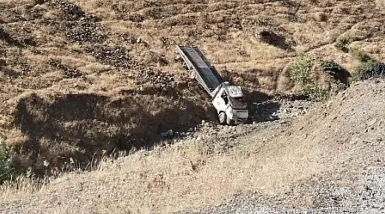 Siirt’te çekici şarampole devrildi: 2 yaralı