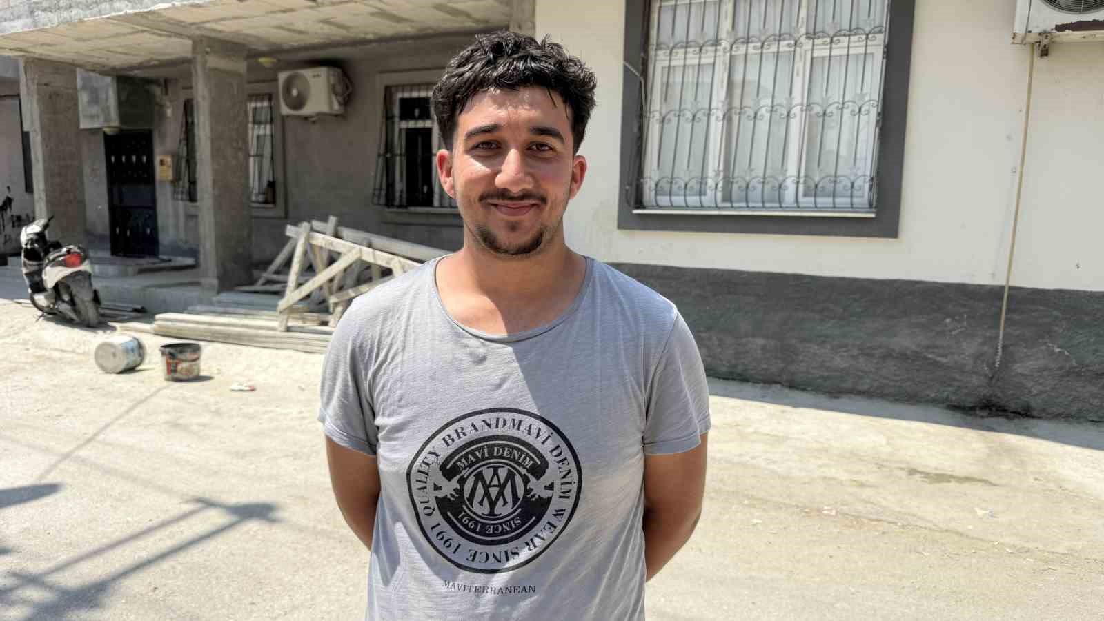 Sürü halindeki köpeklerden korkan kedi, pencere demirine tırmandı