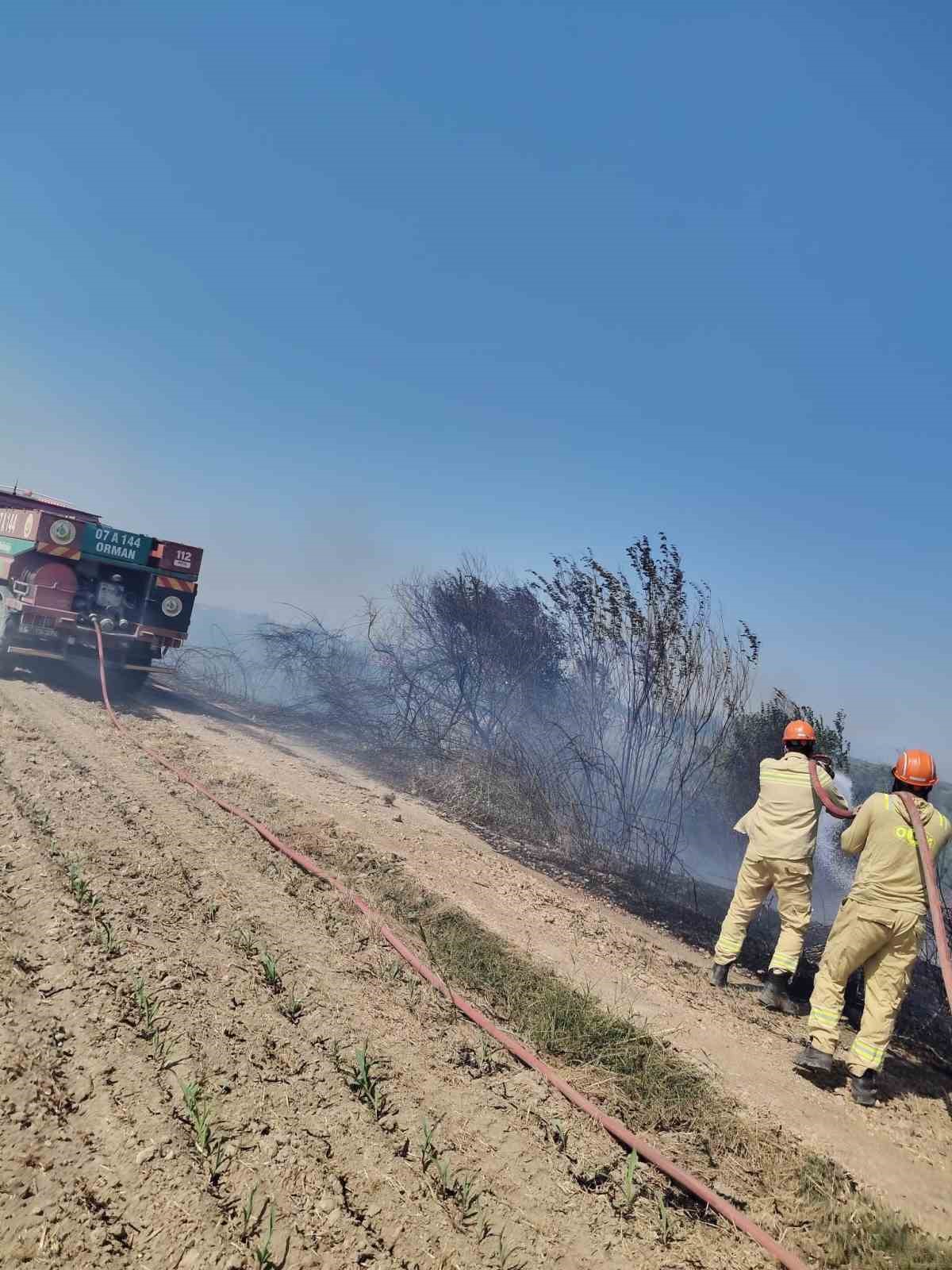 Antalya’da rüzgarın etkisiyle büyüyen anız yangını söndürüldü