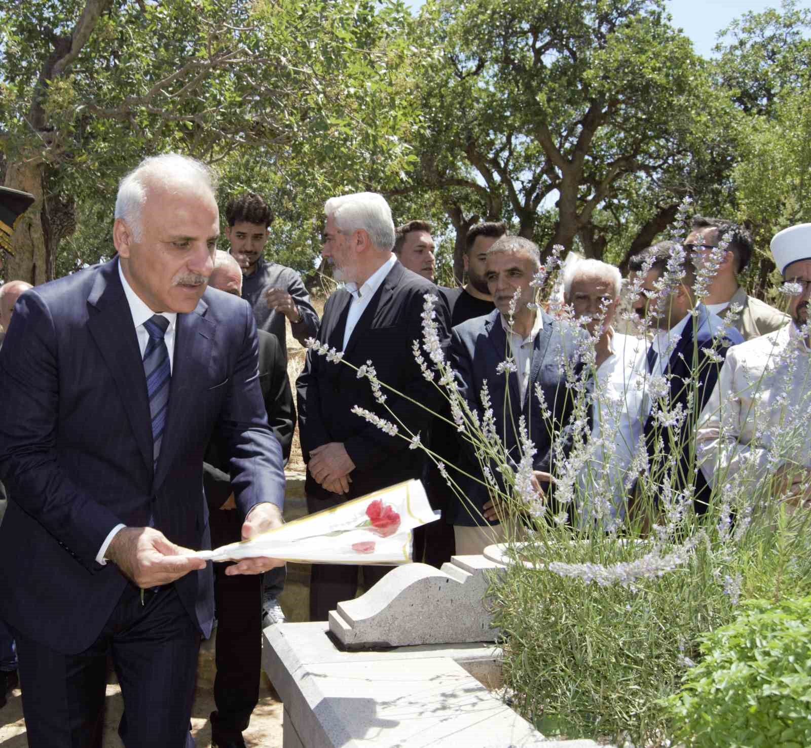 Dicle’de şehitler kabirleri başında anıldı