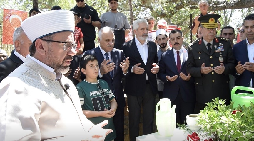 Dicle’de şehitler kabirleri başında anıldı