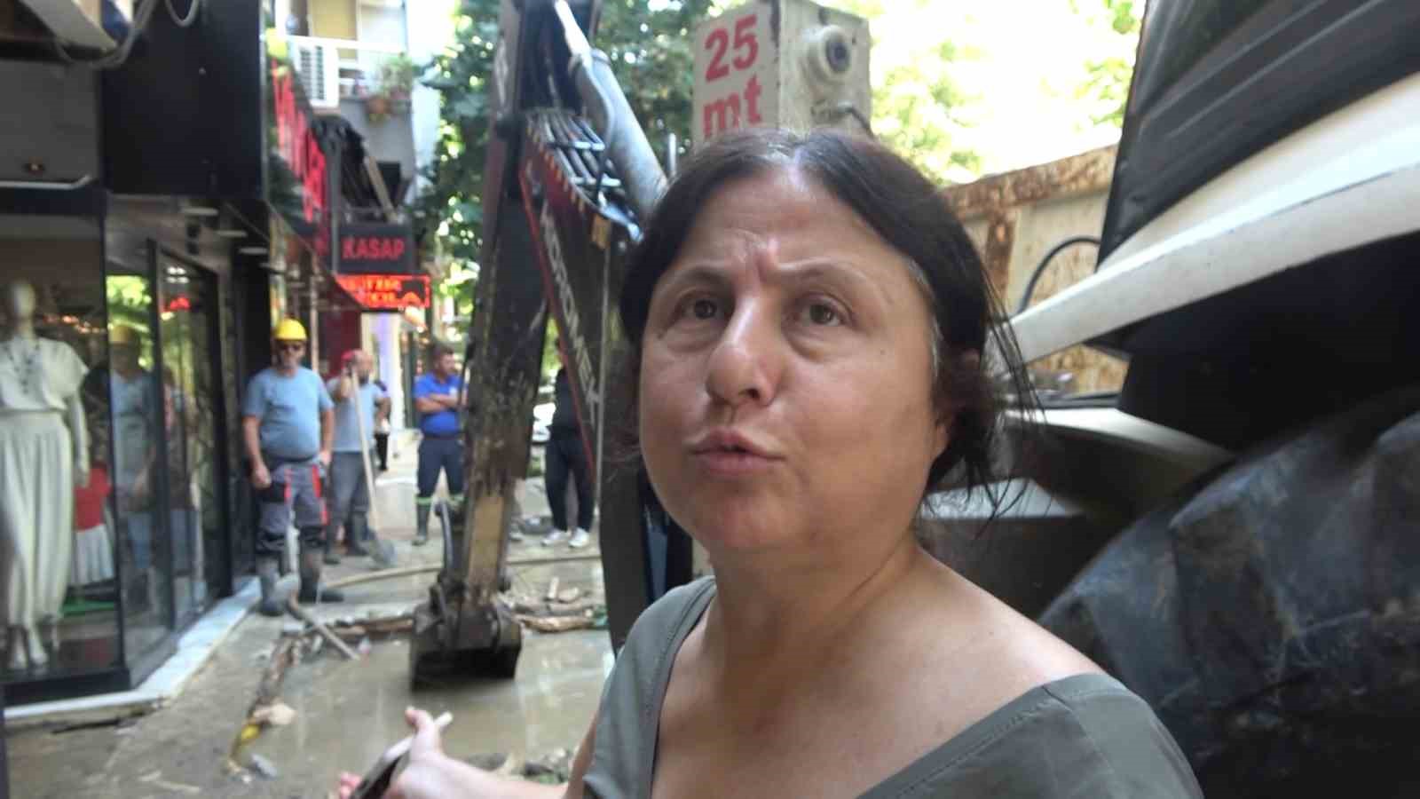 Yalova’da su borusu patladı, 4 iş yerini su bastı