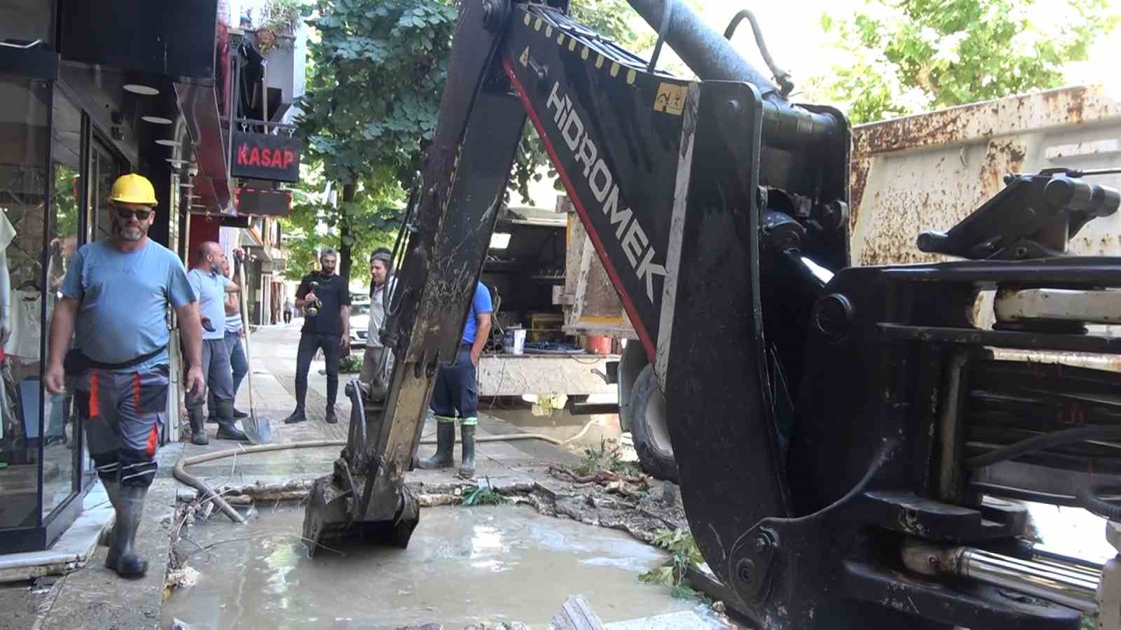 Yalova’da su borusu patladı, 4 iş yerini su bastı