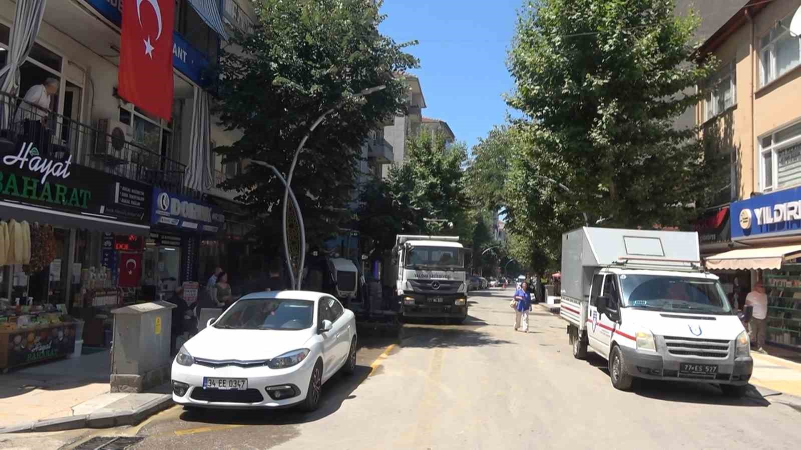 Yalova’da su borusu patladı, 4 iş yerini su bastı