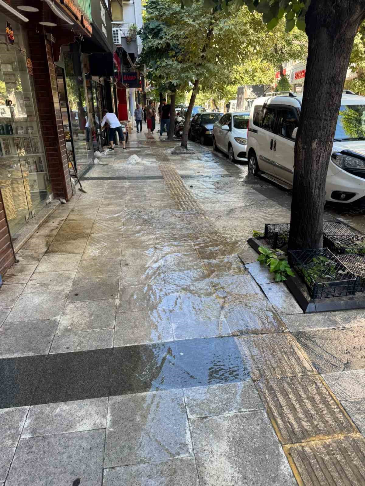 Yalova’da su borusu patladı, 4 iş yerini su bastı