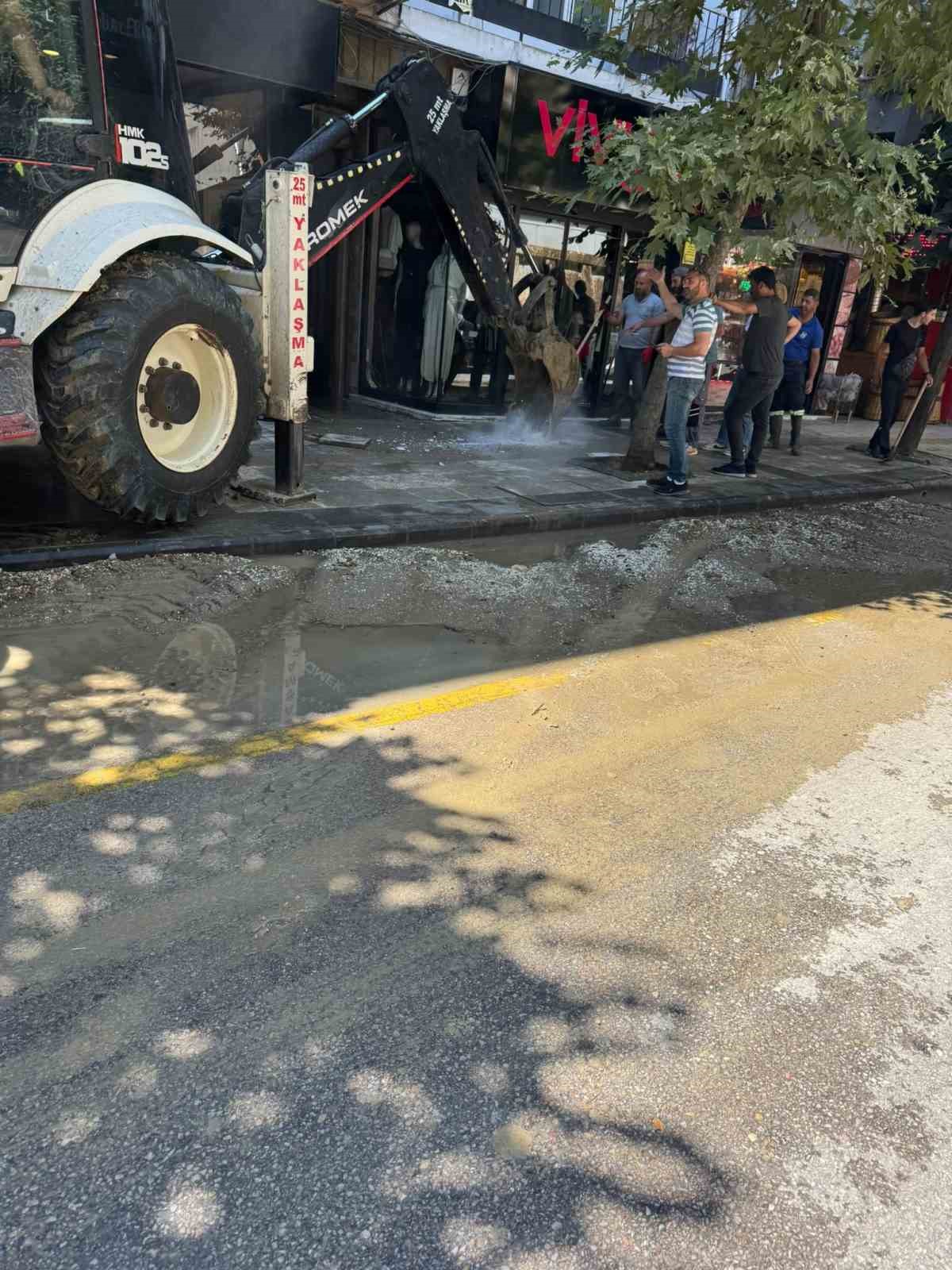 Yalova’da su borusu patladı, 4 iş yerini su bastı