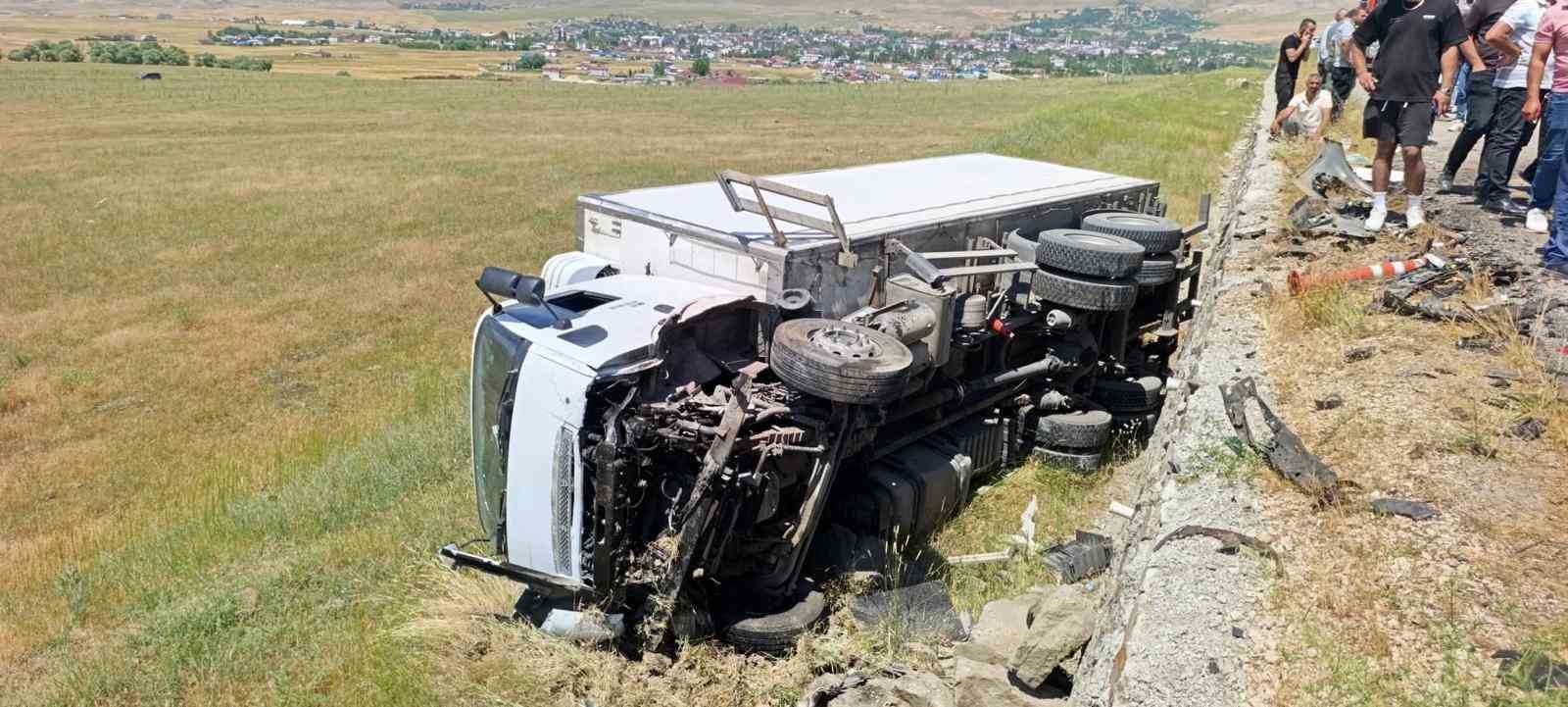 Muş’ta kamyonla otomobil çarpıştı: 2 ölü, 1 yaralı