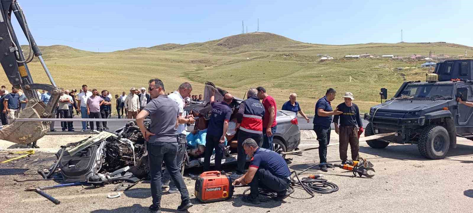Muş’ta kamyonla otomobil çarpıştı: 2 ölü, 1 yaralı