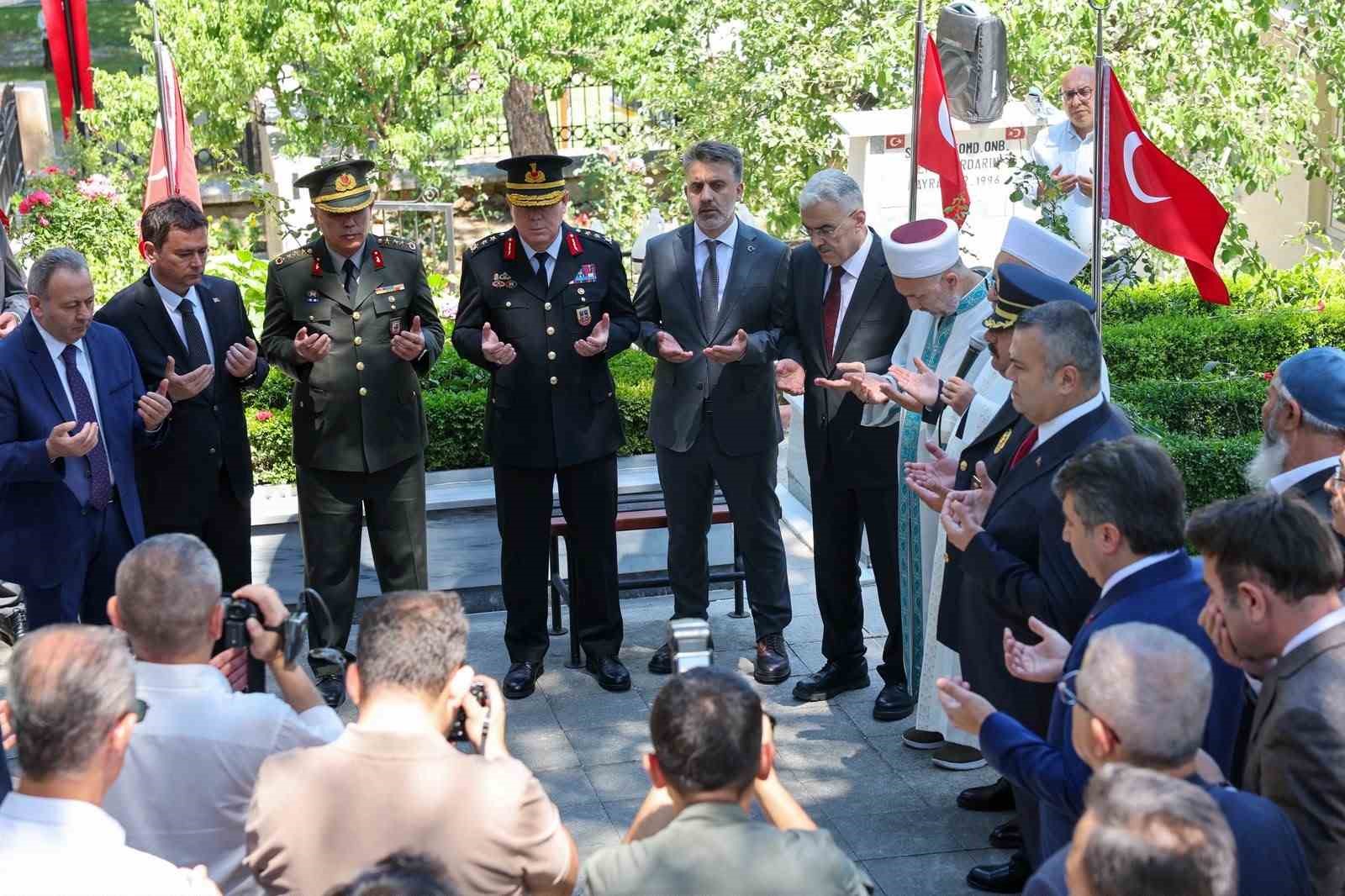 Bursa’da 15 Temmuz programı şehitleri anarak başladı