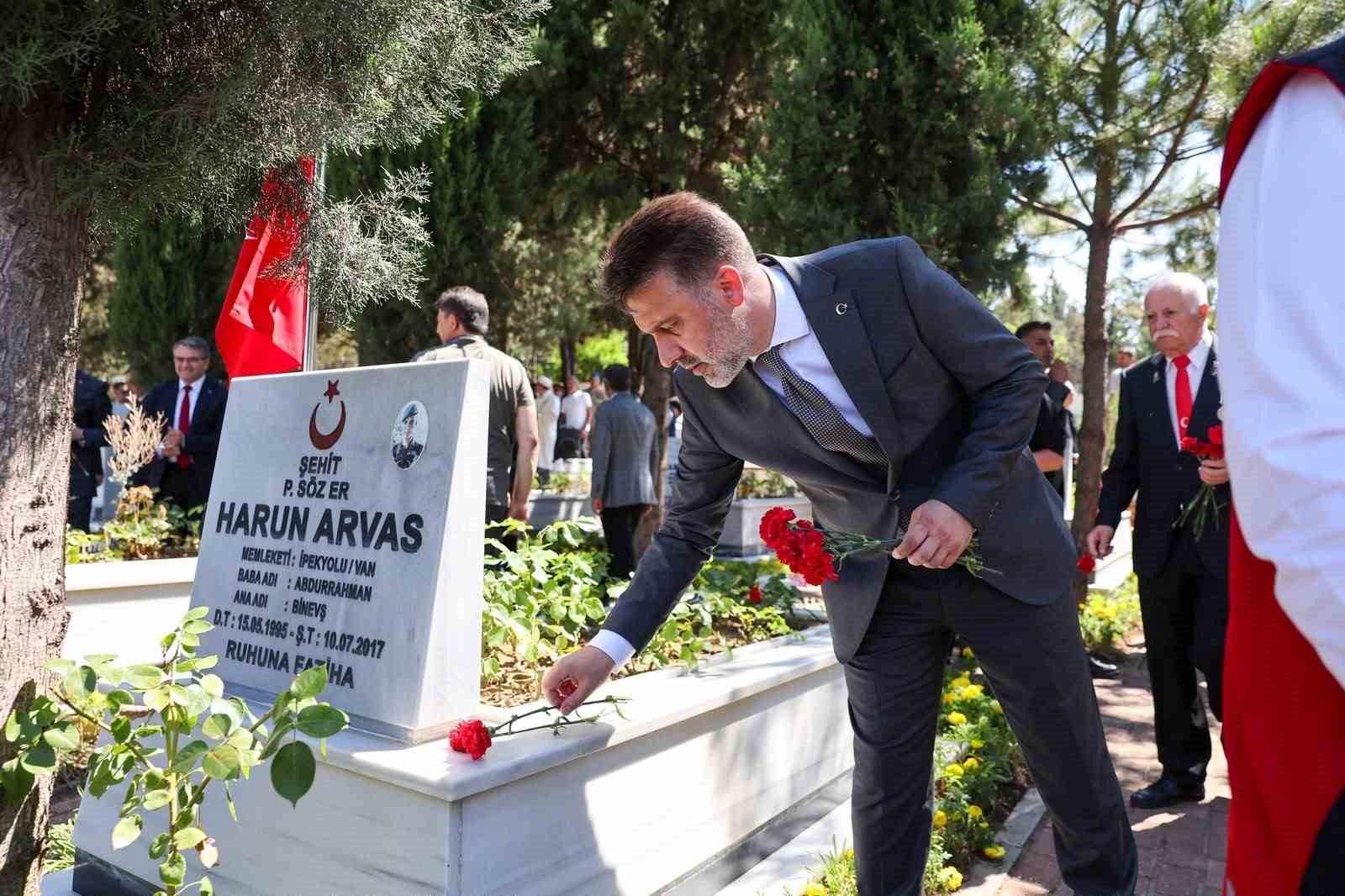 Bursa’da 15 Temmuz programı şehitleri anarak başladı
