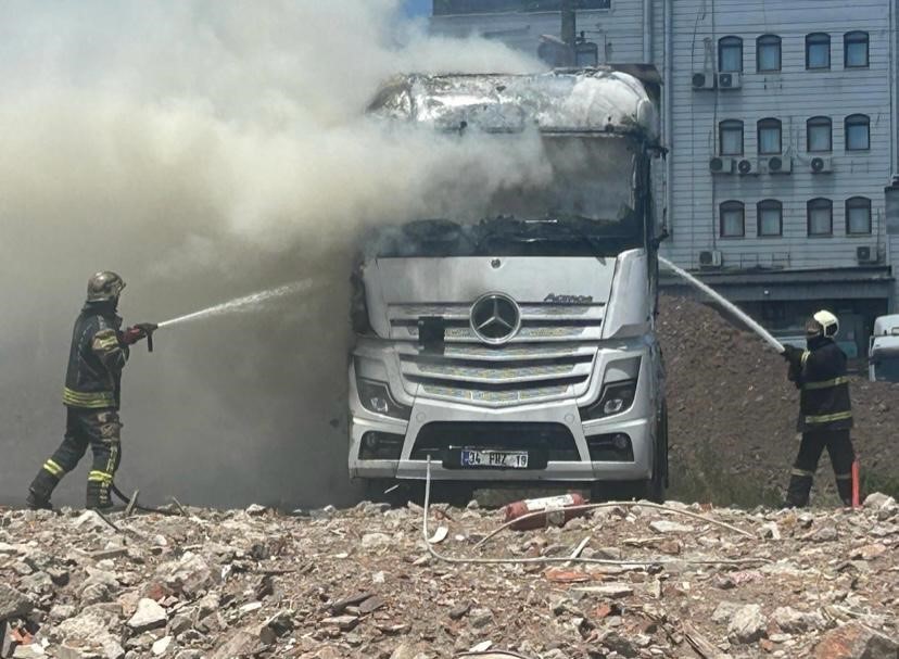 Park halindeki çekici alevlere teslim oldu