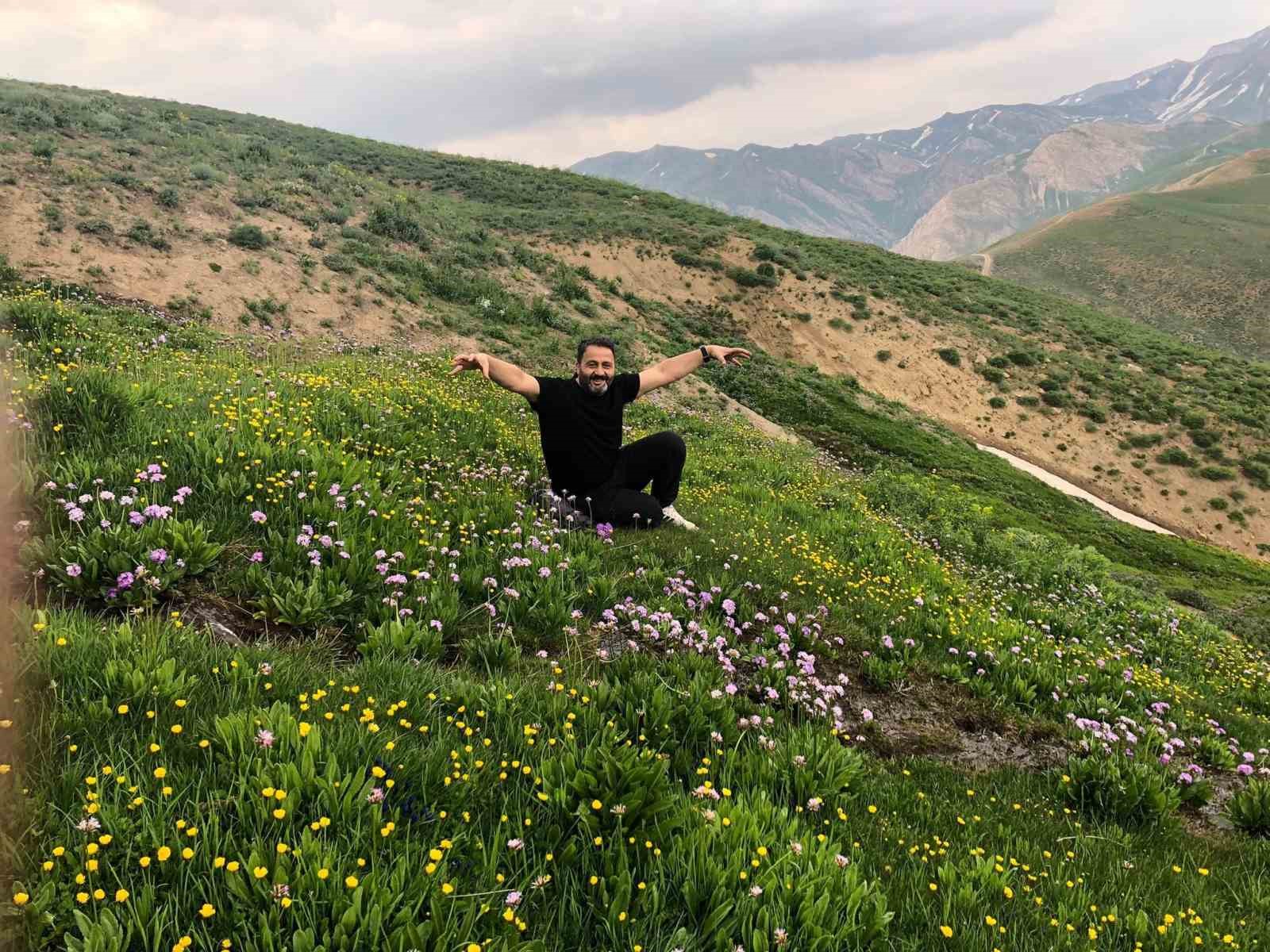 Hakkari’nin zirveleri çiçeklerle renklendi