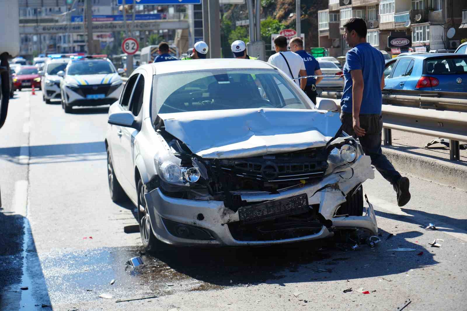 Yavaşlayan trafik zincirlemeye kazaya sebep oldu: 1’i çocuk 3 yaralı
