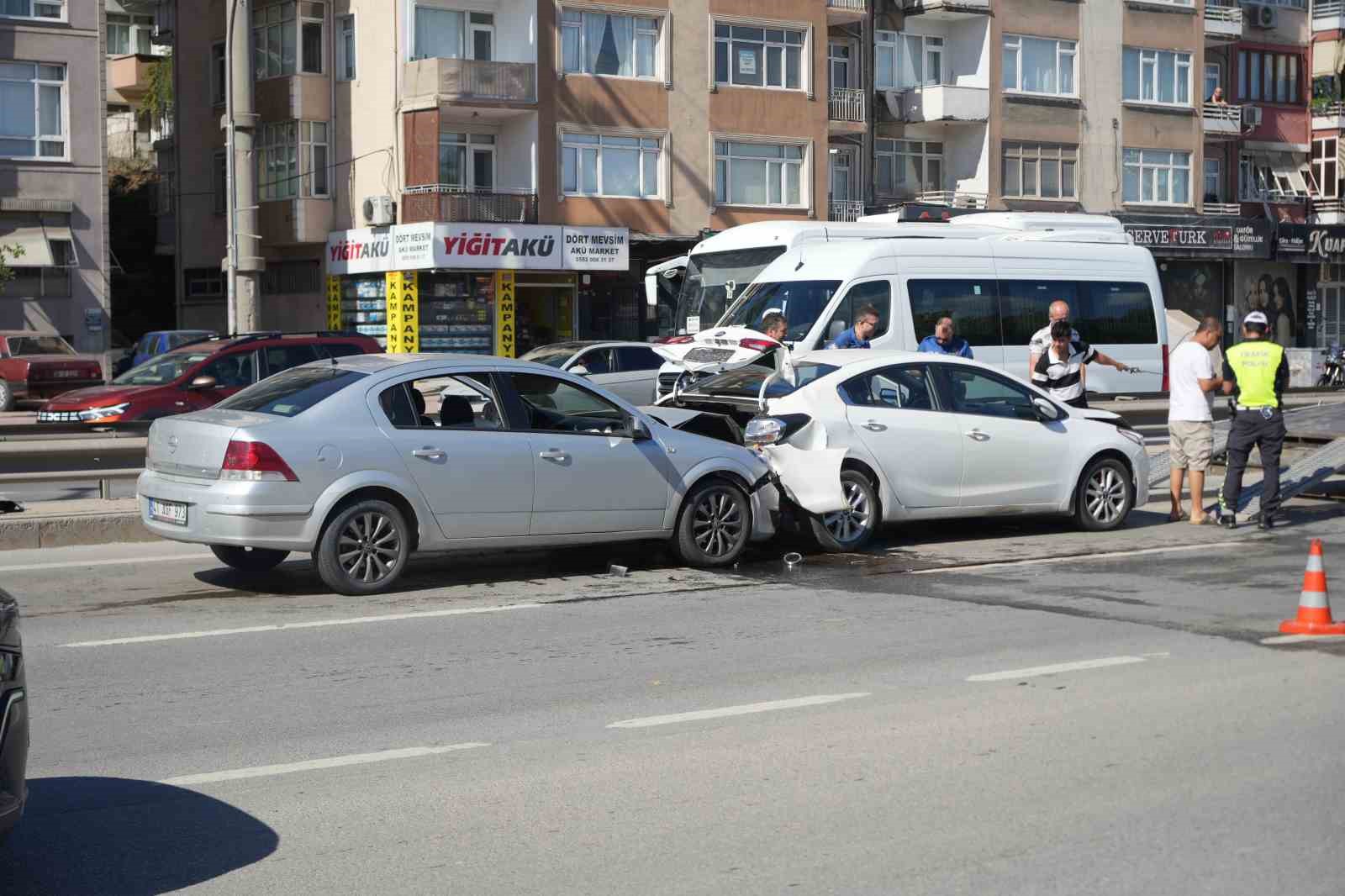 Yavaşlayan trafik zincirlemeye kazaya sebep oldu: 1’i çocuk 3 yaralı