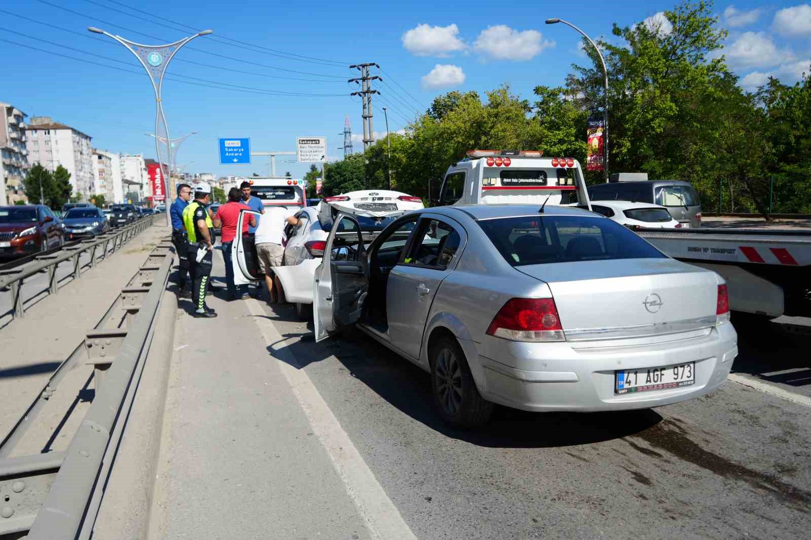 Yavaşlayan trafik zincirlemeye kazaya sebep oldu: 1’i çocuk 3 yaralı
