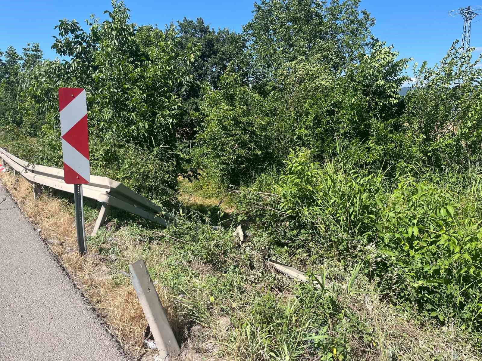 Lastiği patlayan cip şarampole uçtu: 3 yaralı