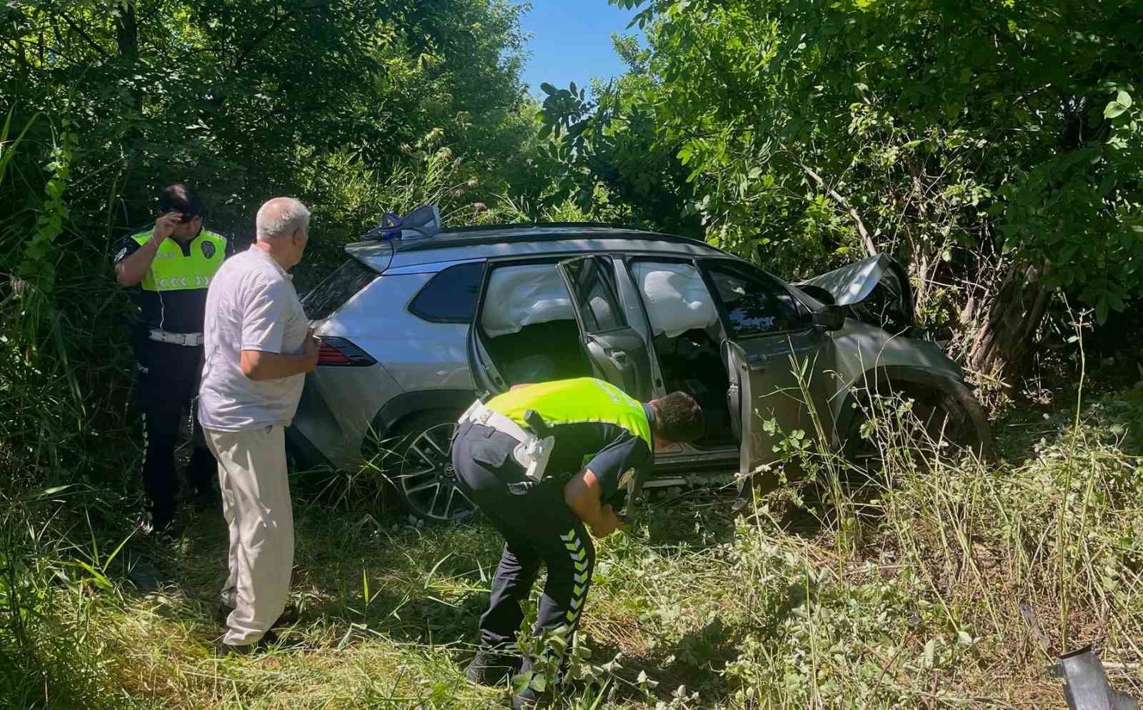 Lastiği patlayan cip şarampole uçtu: 3 yaralı