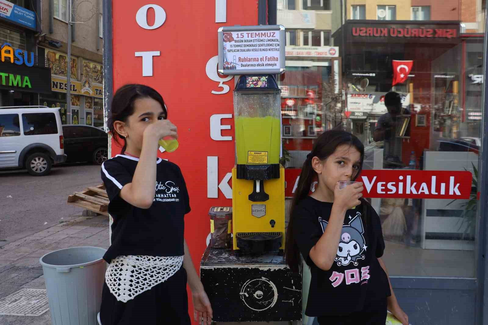 Sivas’ta esnaftan 15 Temmuz şehitleri hayrına limonata ikramı