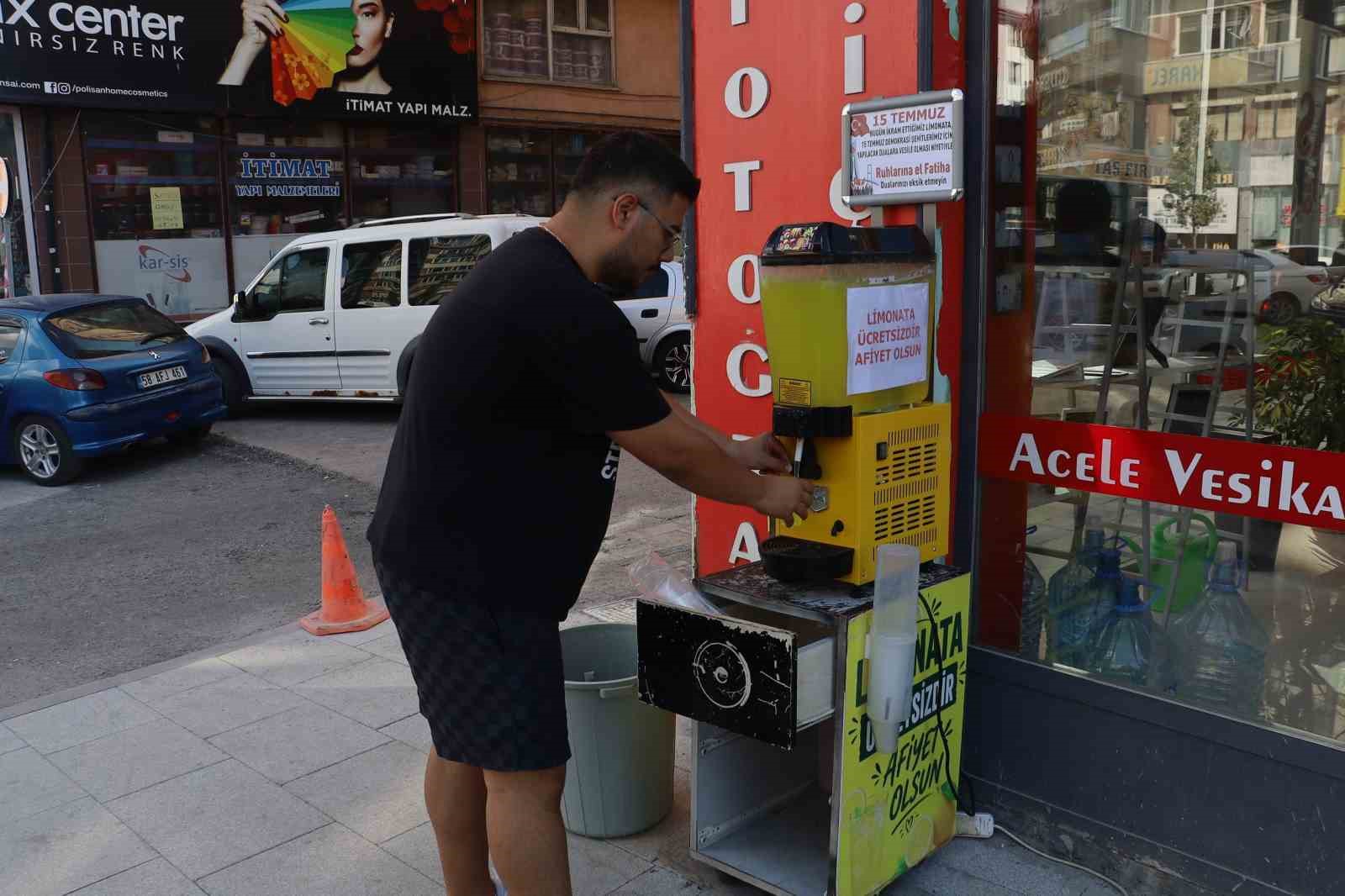 Sivas’ta esnaftan 15 Temmuz şehitleri hayrına limonata ikramı