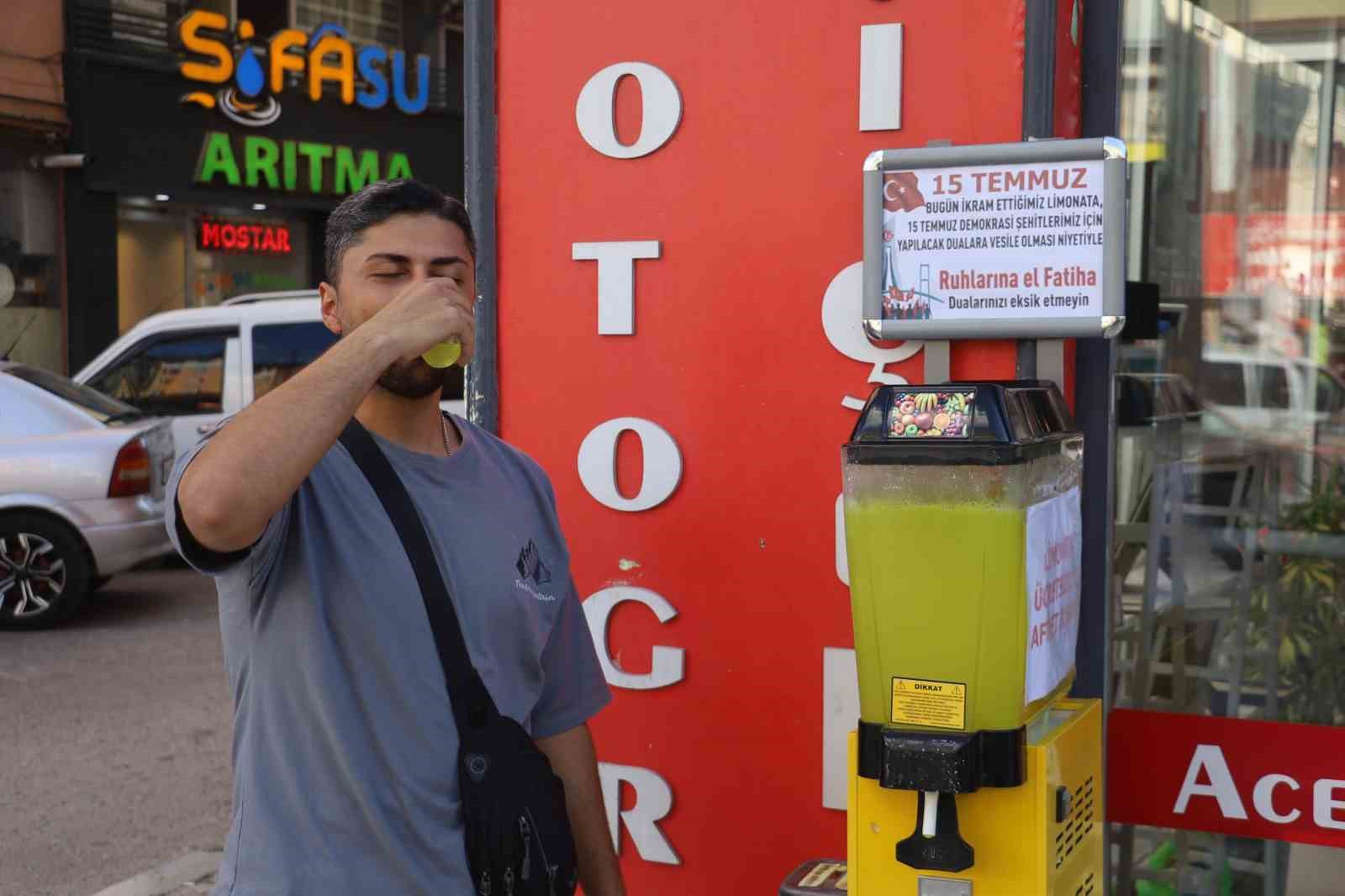 Sivas’ta esnaftan 15 Temmuz şehitleri hayrına limonata ikramı