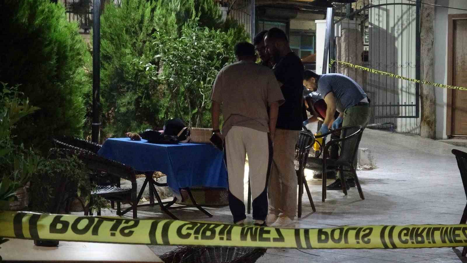 Kilis’te eşi tarafından silahla vurularak öldürülen kadın son yolculuğuna uğurlandı