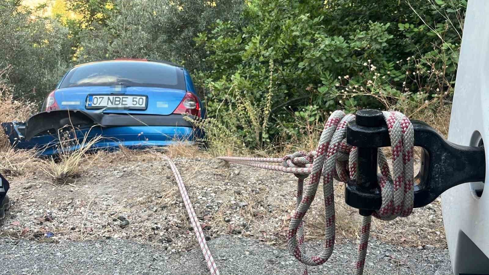 Sürücüsüyle şarampolde asılı kalan otomobil, beton mikserine halatla sabitlendi