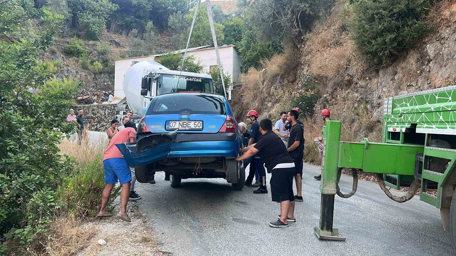Sürücüsüyle şarampolde asılı kalan otomobil, beton mikserine halatla sabitlendi