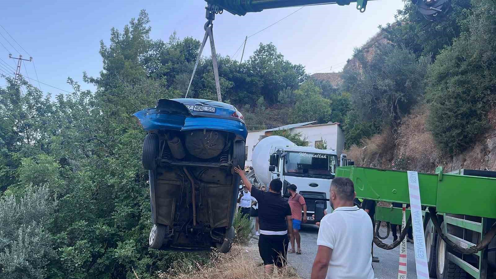 Sürücüsüyle şarampolde asılı kalan otomobil, beton mikserine halatla sabitlendi