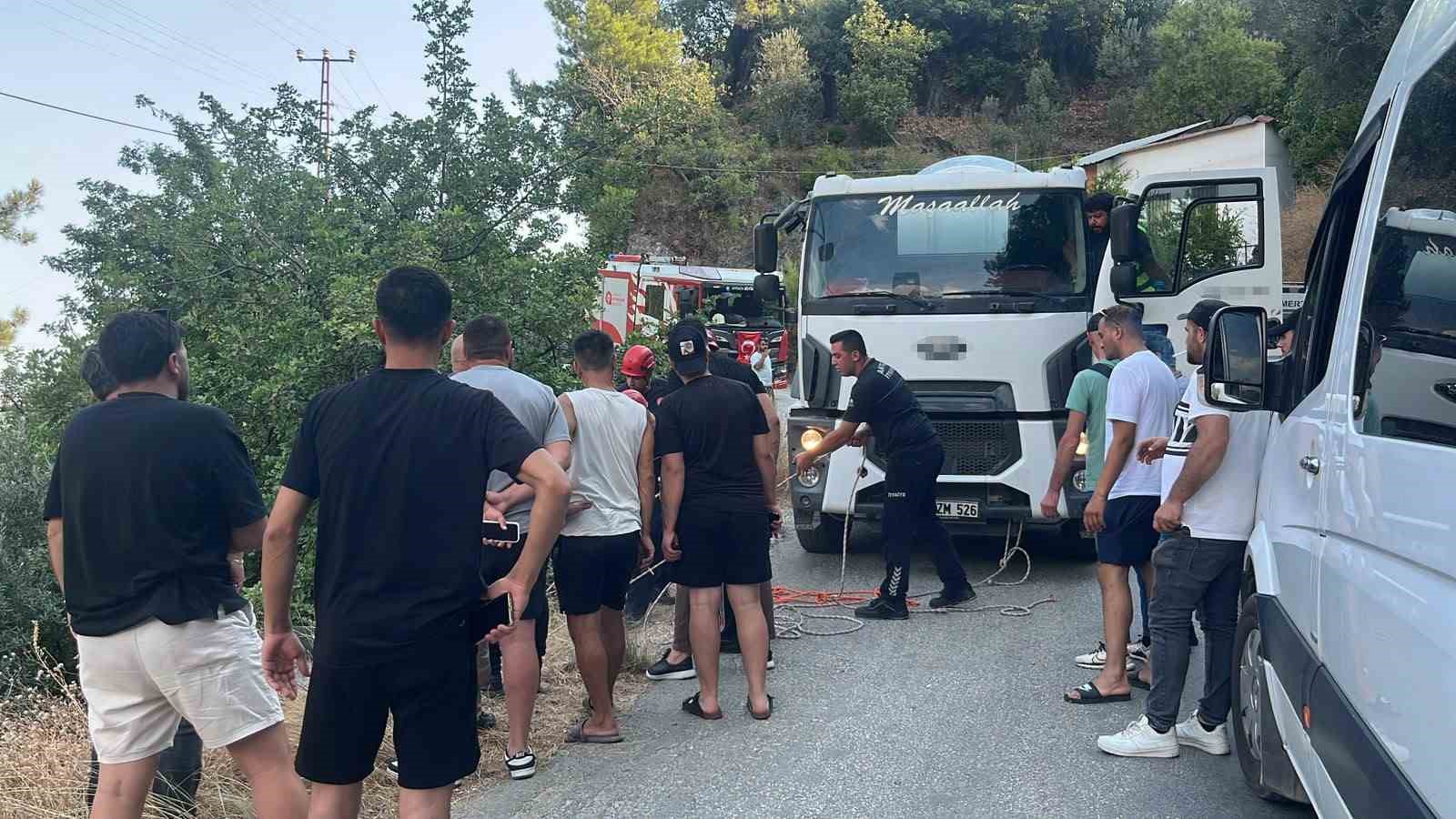 Sürücüsüyle şarampolde asılı kalan otomobil, beton mikserine halatla sabitlendi