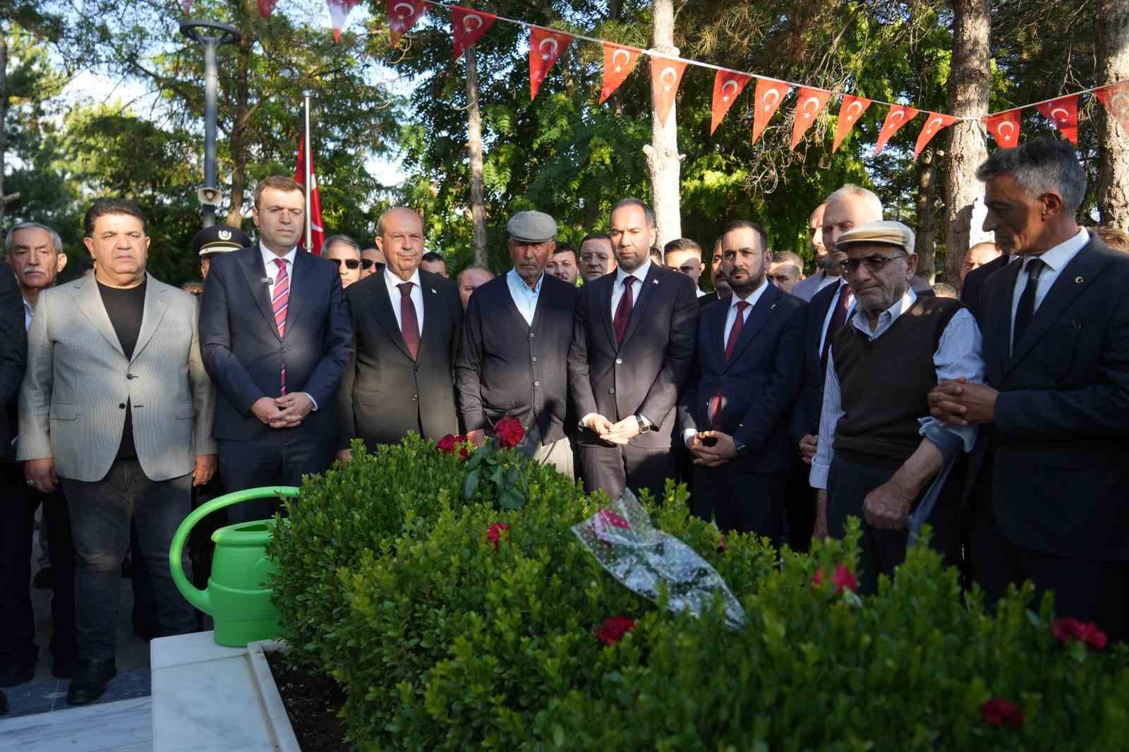 15 Temmuz Kahramanı Şehit Ömer Halisdemir kabri başında törenle anıldı