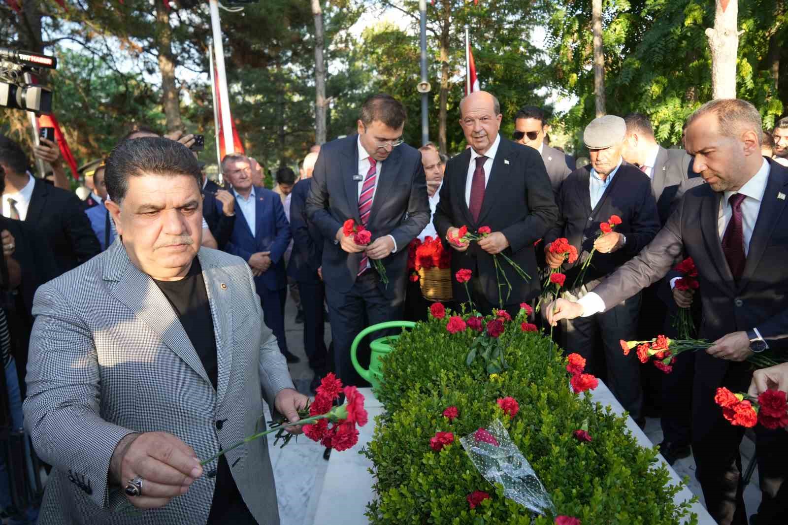 15 Temmuz Kahramanı Şehit Ömer Halisdemir kabri başında törenle anıldı
