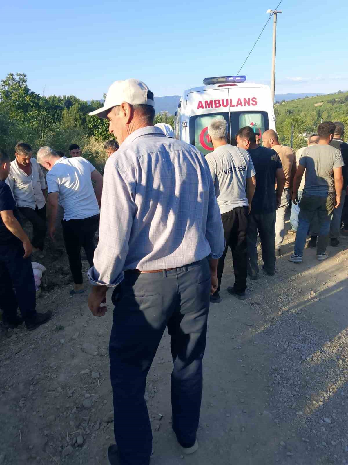 Freni boşalınca hareket eden traktörünün altında kalan sürücü ağır yaralandı