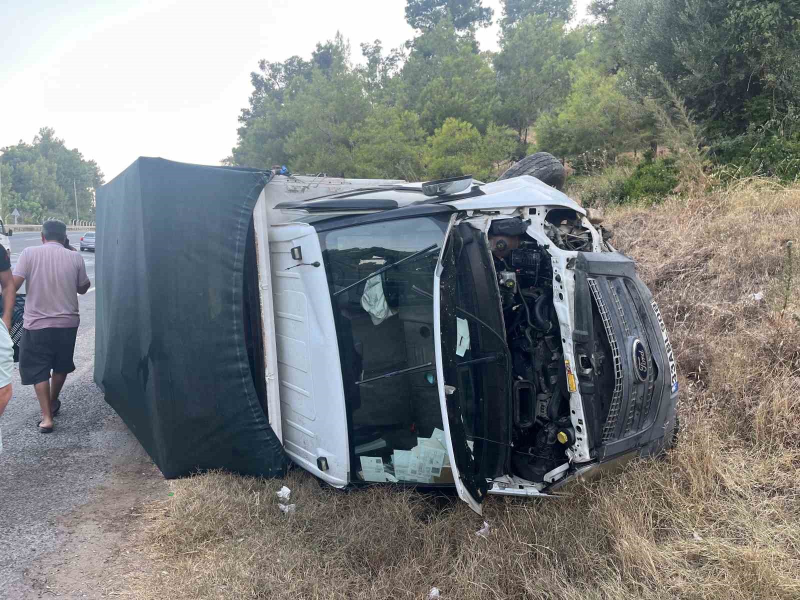 Kamyonet devrildi sürücü yaralı kurtuldu