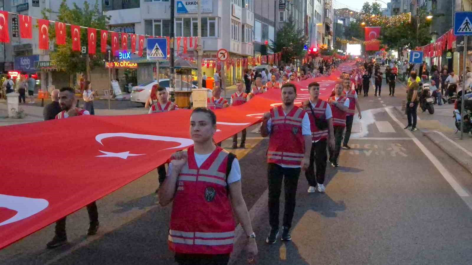 Meydanlar kırmızı beyaza büründü: Tekirdağ’da 15 Temmuz’da yüzlerce kişi tek yürek oldu