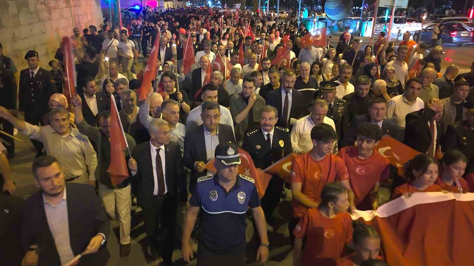 Kırıkkale 15 Temmuz’da tek yürek oldu: Binlerce vatandaş demokrasi yürüyüşünde buluştu