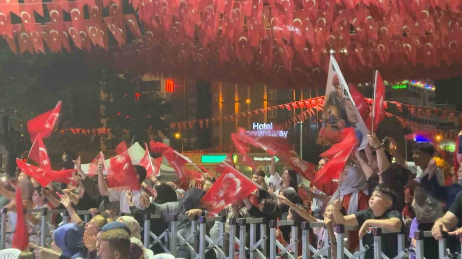 Bursa’da 15 Temmuz programı Uğur Işılak konseriyle son buldu