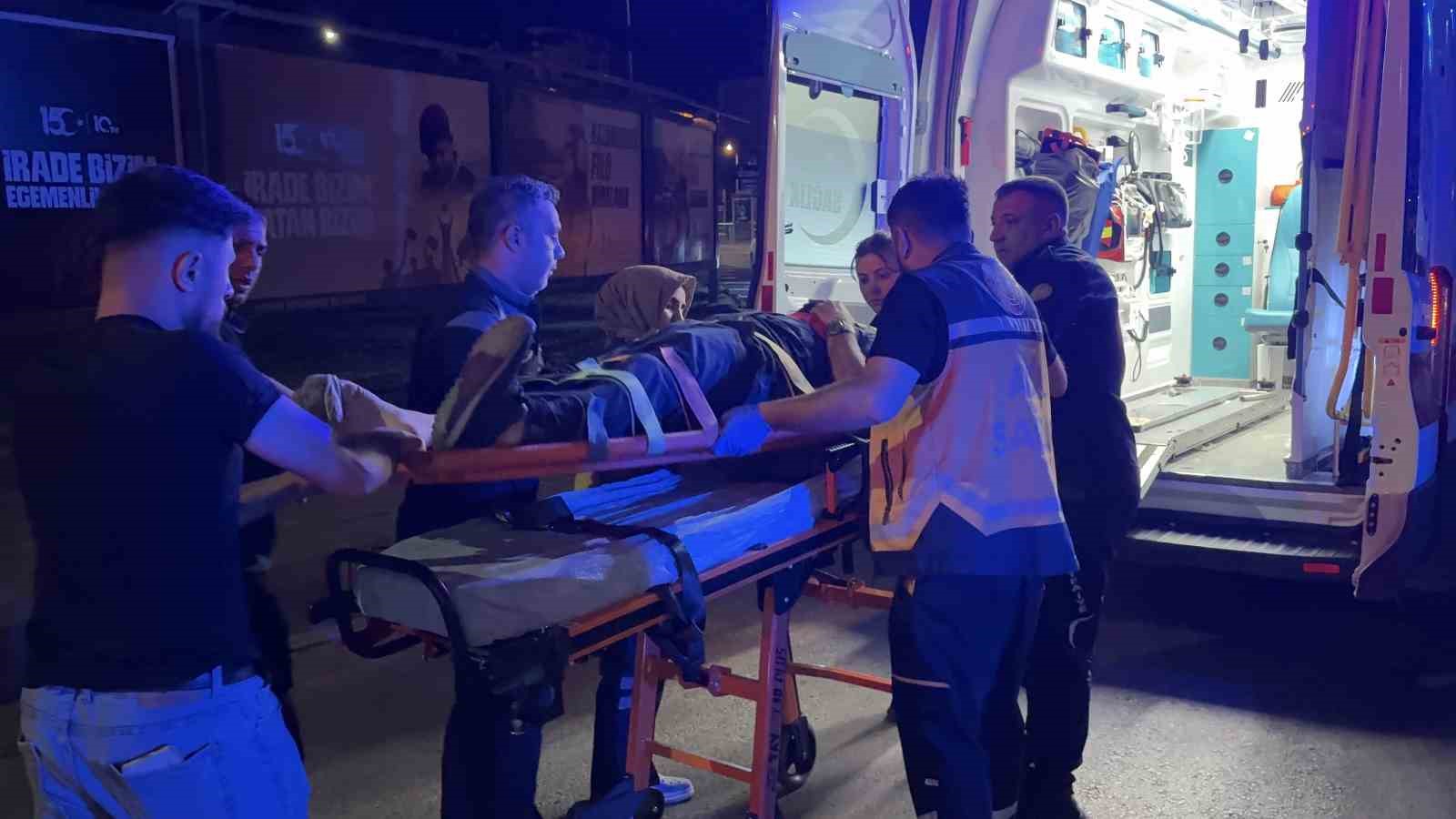 Virajı alamayan SUV araç aydınlatma direğini yerinden söktü: 1 yaralı