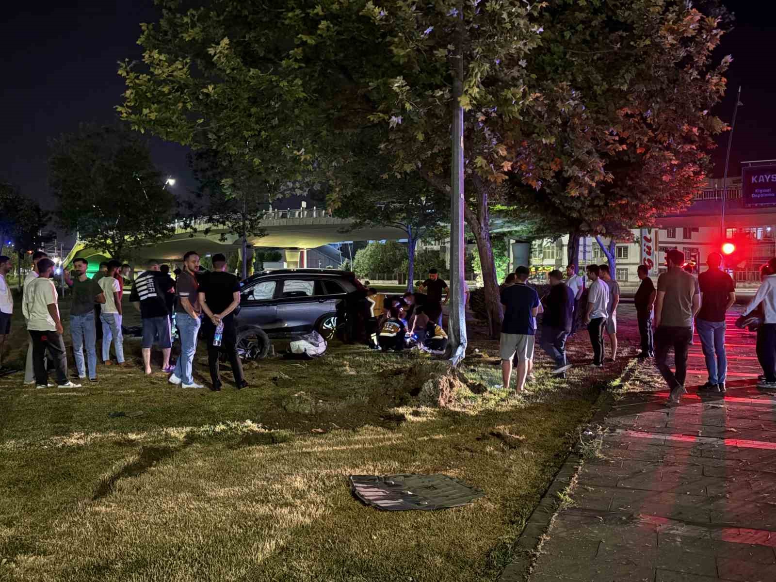 Virajı alamayan SUV araç aydınlatma direğini yerinden söktü: 1 yaralı