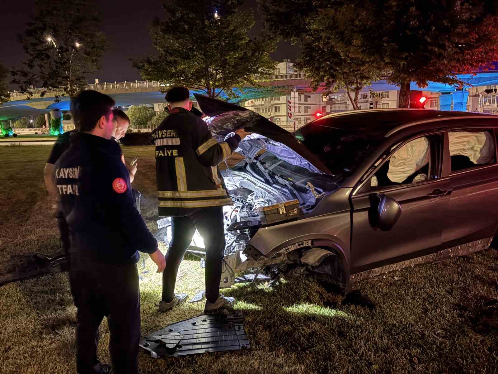 Virajı alamayan SUV araç aydınlatma direğini yerinden söktü: 1 yaralı