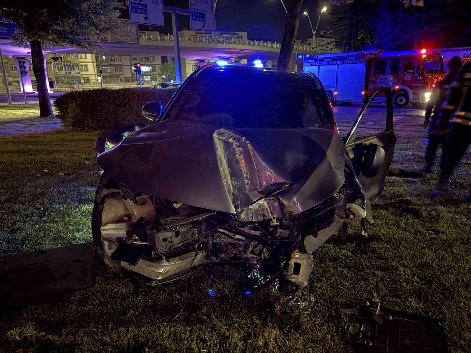 Virajı alamayan SUV araç aydınlatma direğini yerinden söktü: 1 yaralı