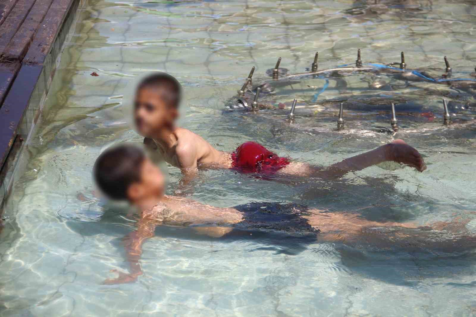 Erzurum’da çocuklar süs havuzunda serinledi