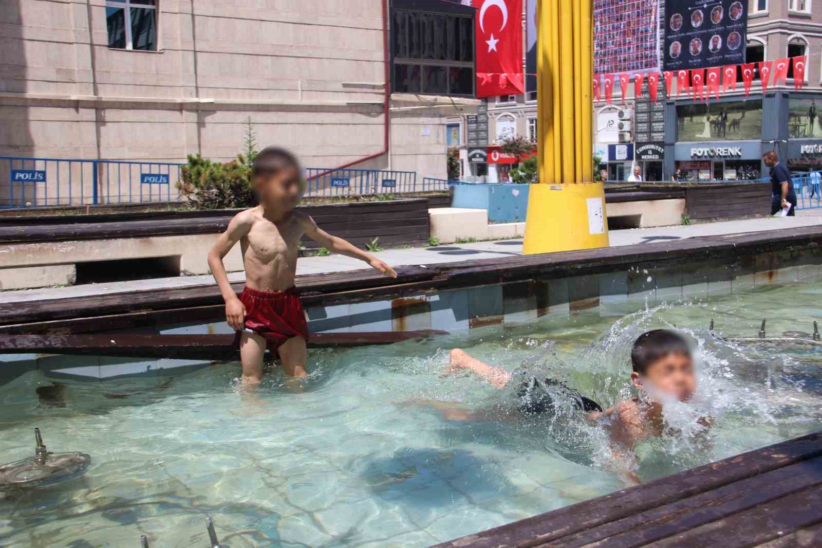 Erzurum’da çocuklar süs havuzunda serinledi