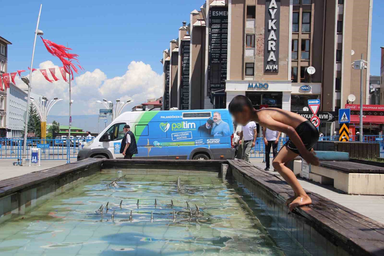 Erzurum’da çocuklar süs havuzunda serinledi