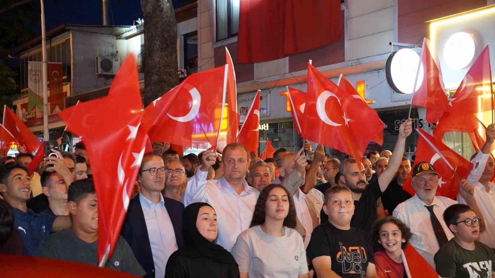 İznikliler meydana akın etti
