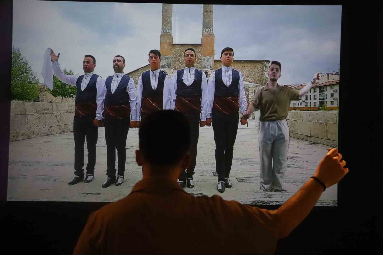 Filmlere konu olan Sivas halayının simülasyonu, turistlerin gözdesi haline geldi