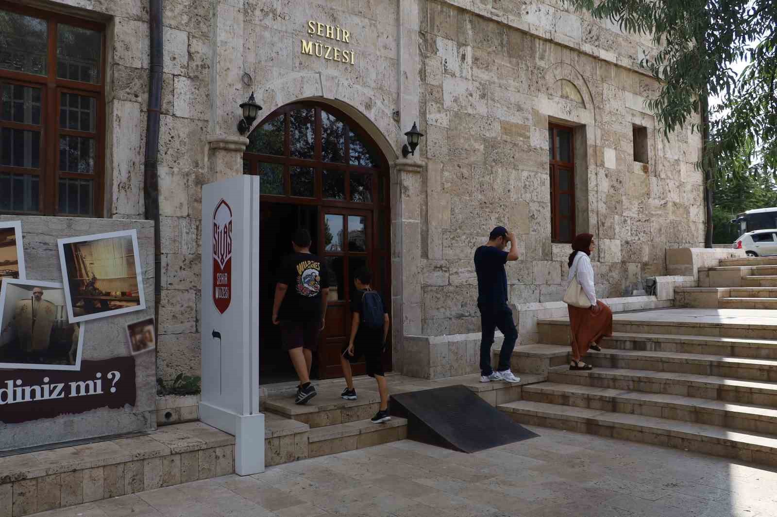 Filmlere konu olan Sivas halayının simülasyonu, turistlerin gözdesi haline geldi