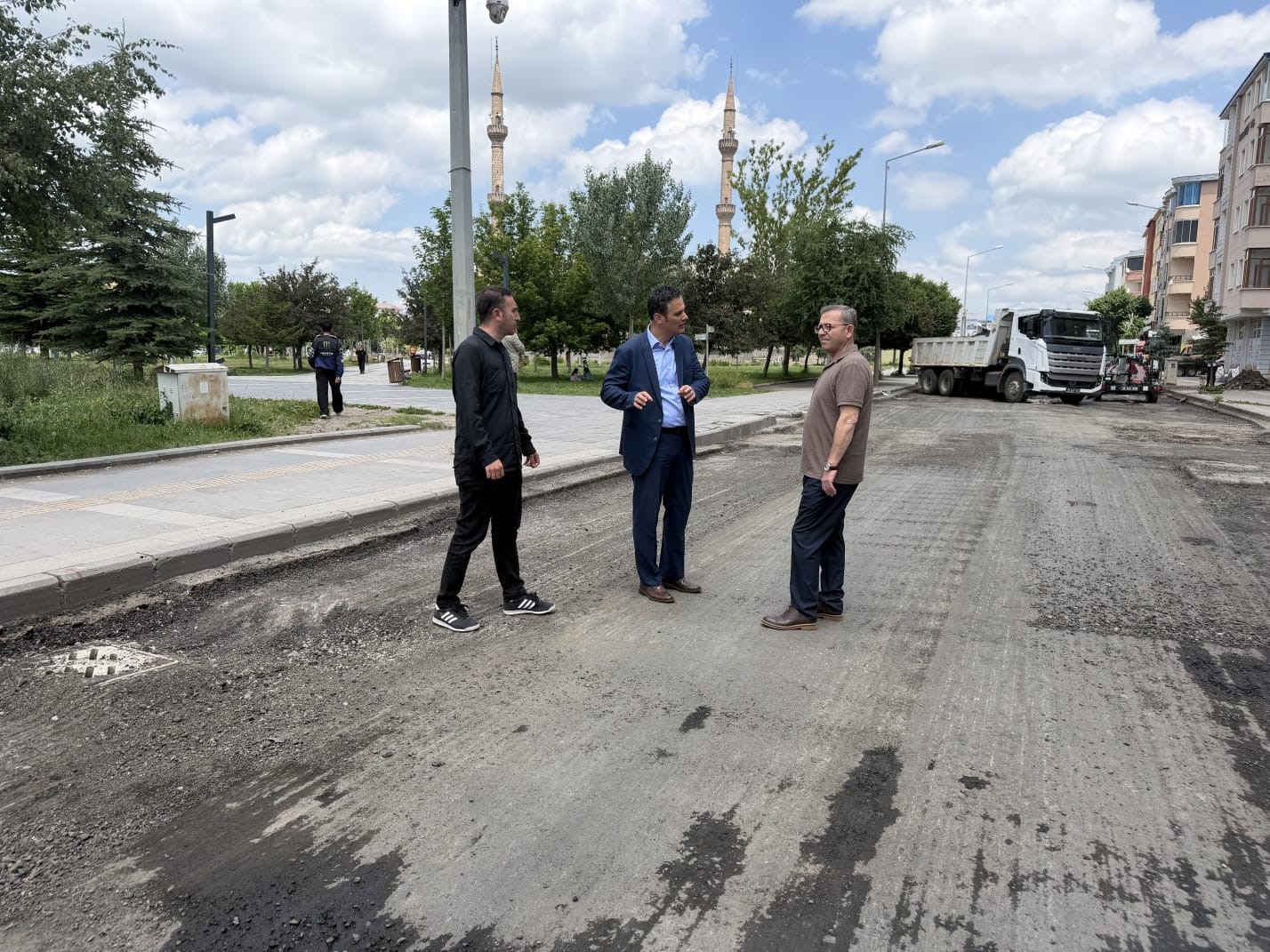 Vali Ziya Polat, Cumhuriyet Caddesi’ndeki yol çalışmalarını yerinde inceledi