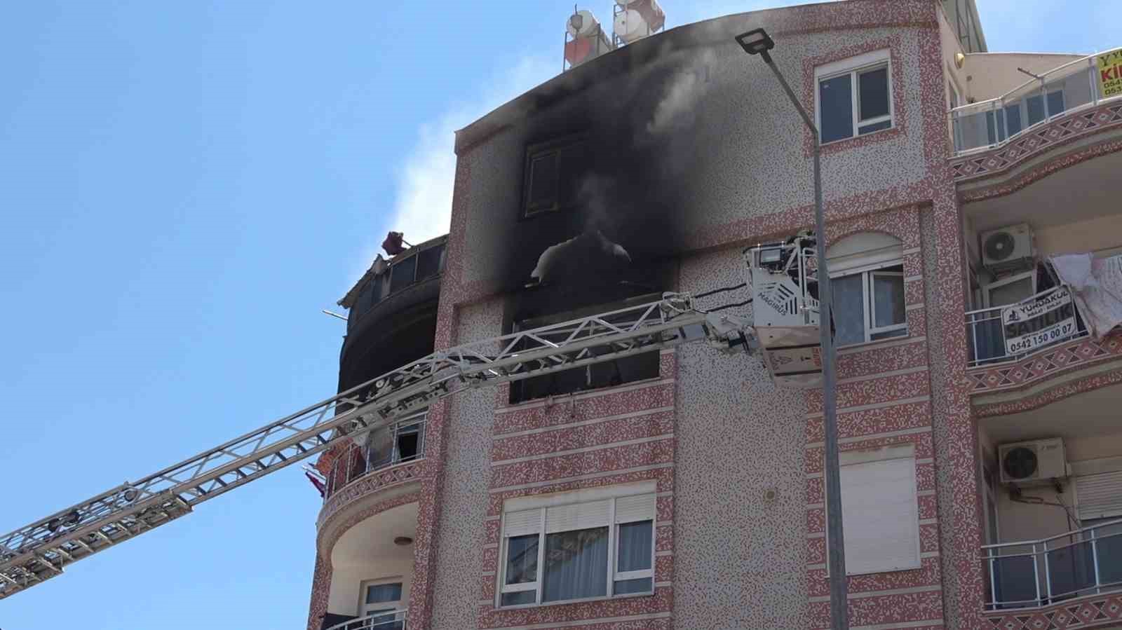 Antalya’da dairede çıkan yangında 1’i bebek 5 kişi dumandan etkilendi