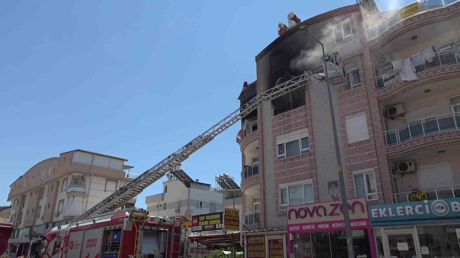 Antalya’da dairede çıkan yangında 1’i bebek 5 kişi dumandan etkilendi