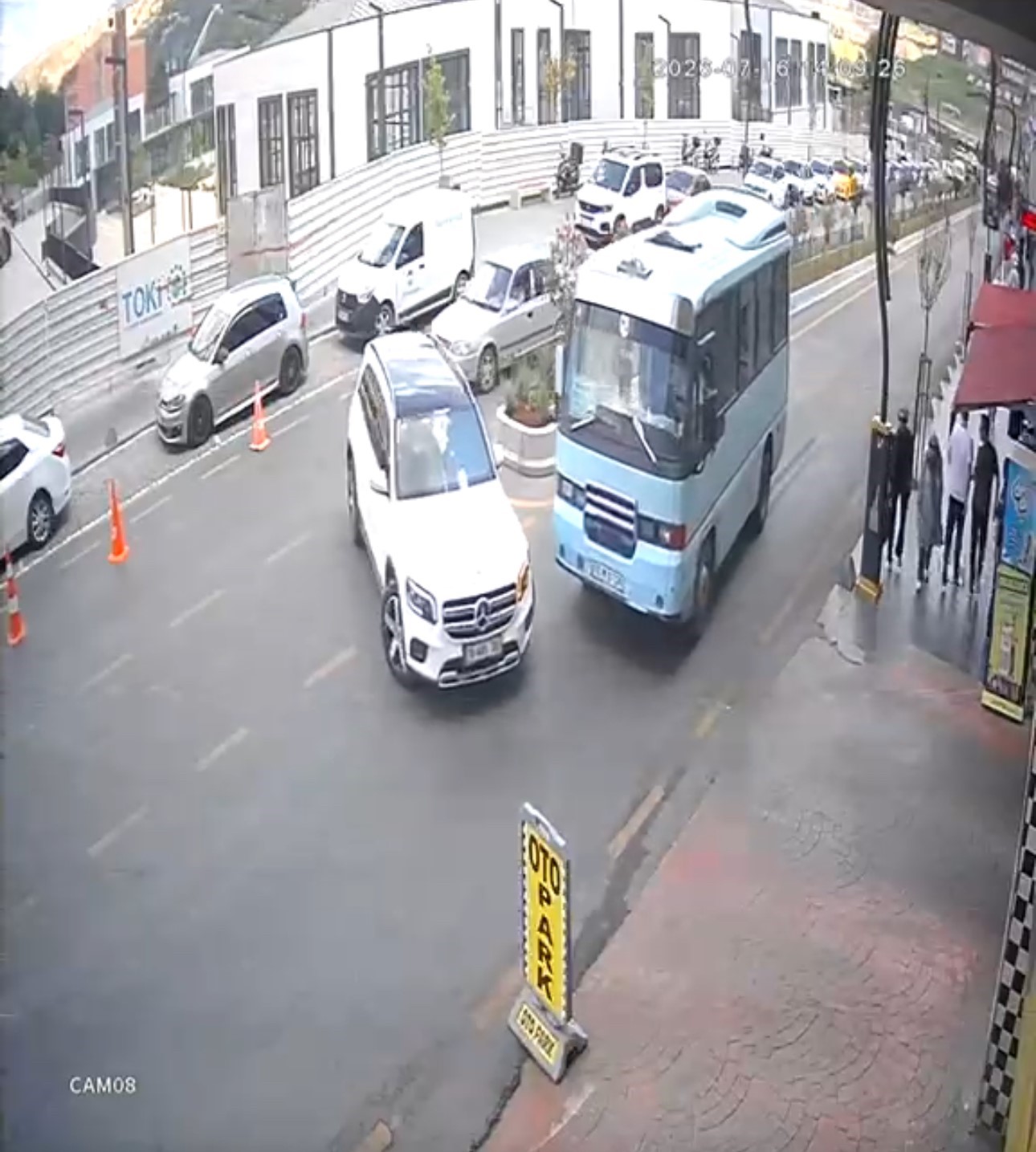 Cip ile yolcu minibüsünün çarpıştığı anlar kamerada